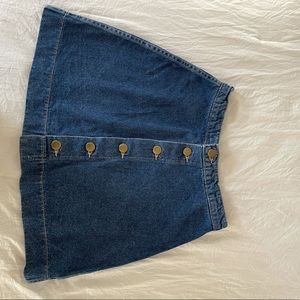Super cute mini skirt for a petite body